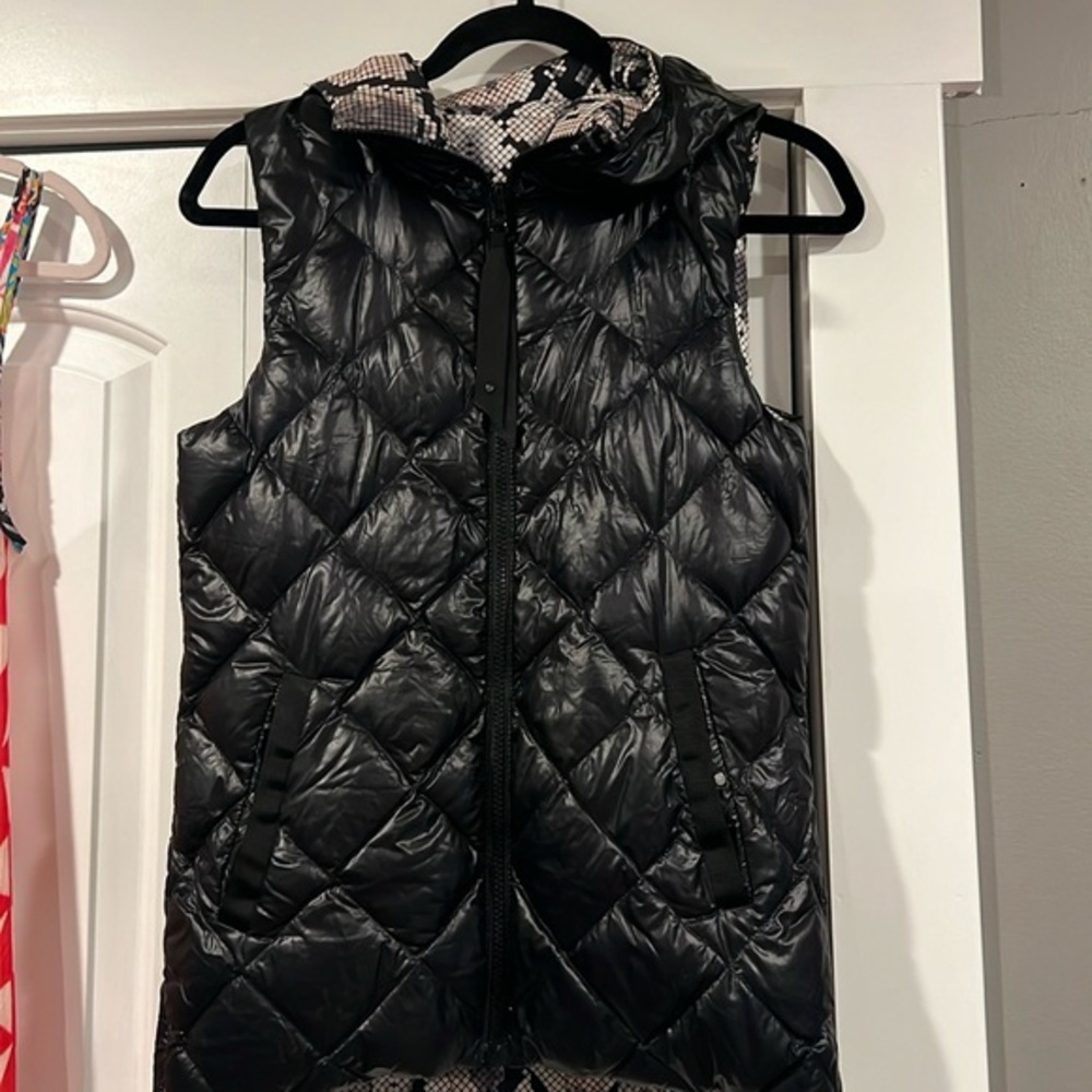 Lululemon Fluffiest Vest REVERSIBLE Black Ziggy‎ Snake Pink Goose Down Sz 4 EUC